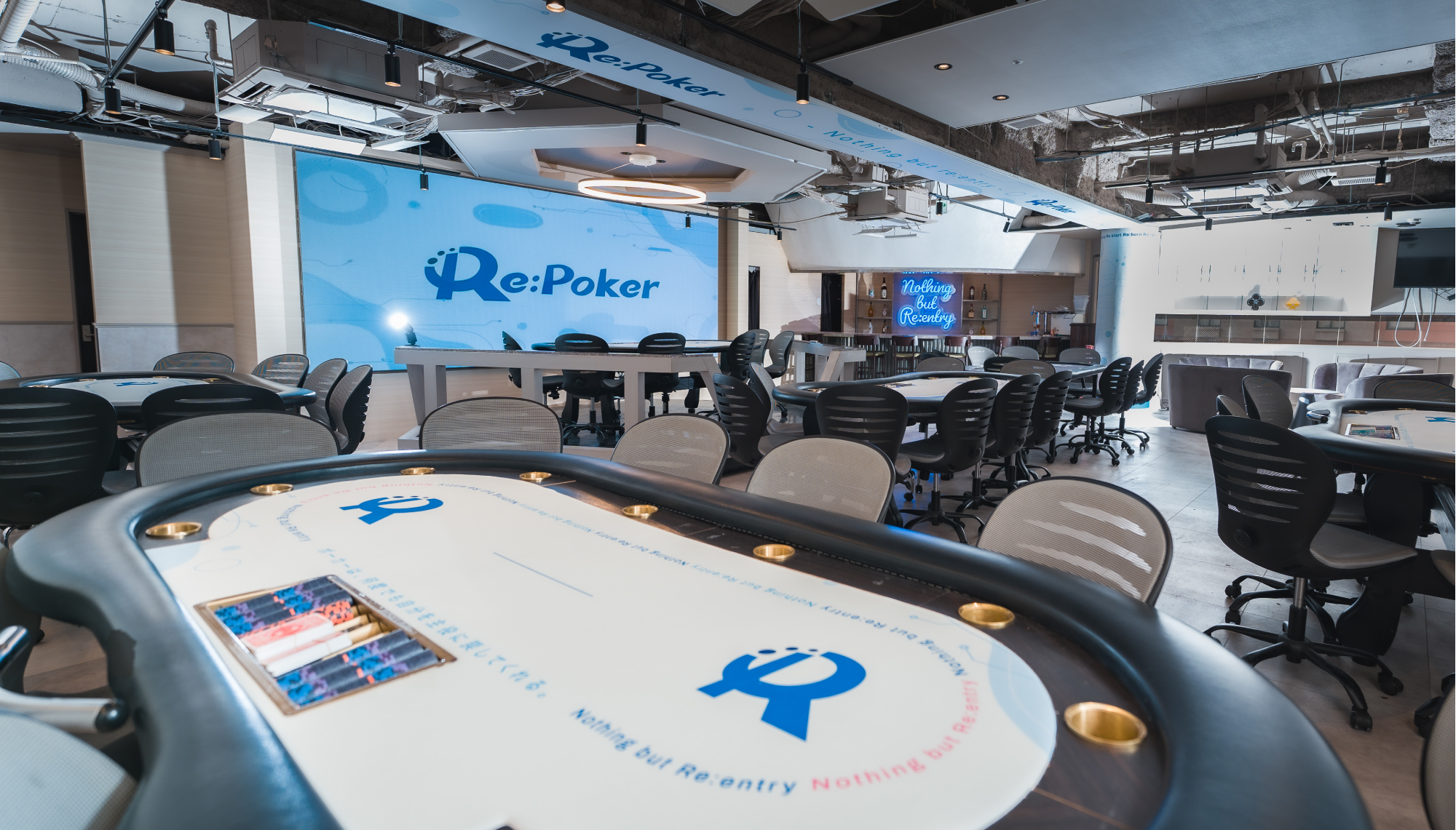 ポーカーテーブルが並ぶRe:Pokerの広々とした店内